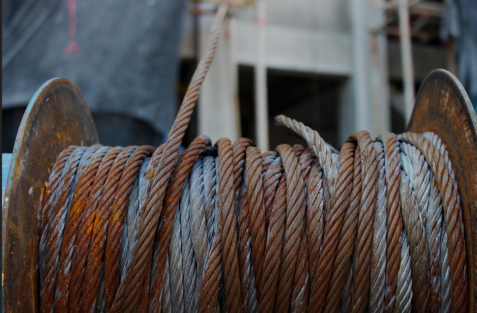 What’s the Difference Between a Synthetic and Steel Winch Rope?